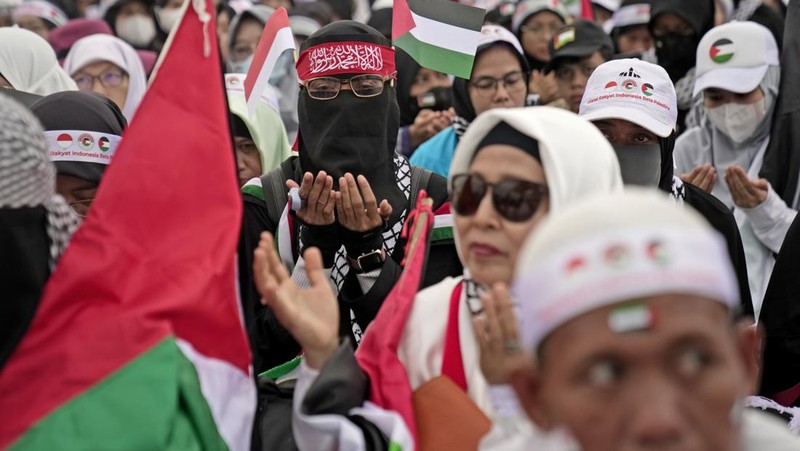 People take part in a rally supporting Palestinians in Gaza, as the conflict between Israel and Hamas continues, at the National Monument (Monas) complex in Jakarta, Indonesia, November 5, 2023. REUTERS/Willy Kurniawan