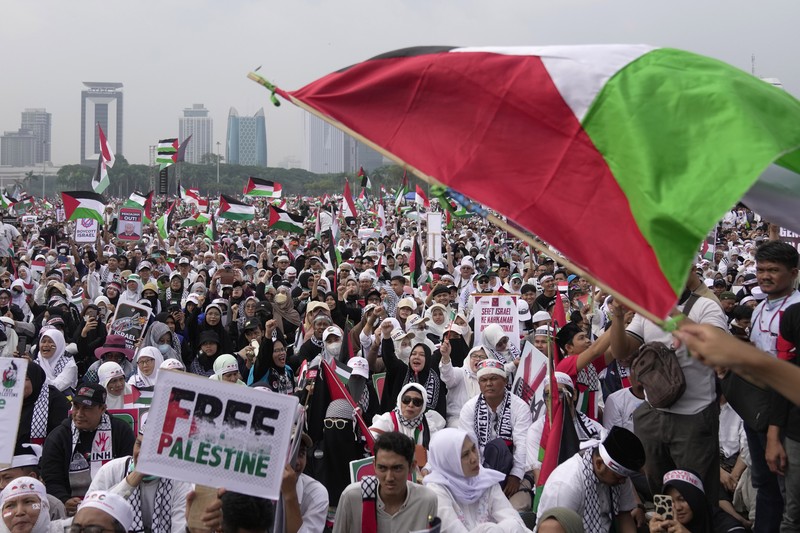 ISRAEL-PALESTINIANS/INDONESIA People take part in a rally supporting Palestinians in Gaza, as the conflict between Israel and Hamas continues, at the National Monument (Monas) complex in Jakarta, Indonesia, November 5, 2023. REUTERS/Willy Kurniawan