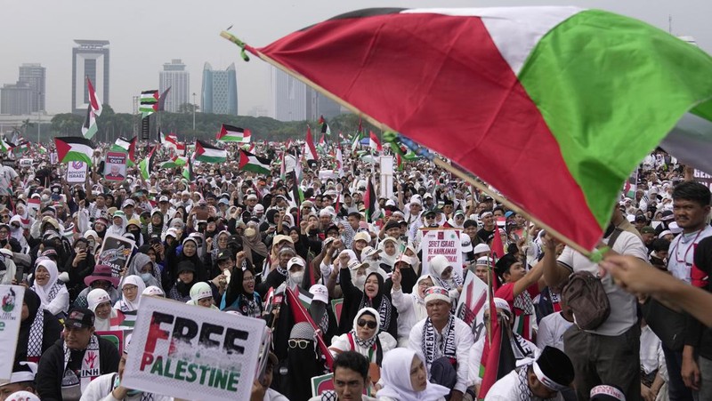 People take part in a rally supporting Palestinians in Gaza, as the conflict between Israel and Hamas continues, at the National Monument (Monas) complex in Jakarta, Indonesia, November 5, 2023. REUTERS/Willy Kurniawan