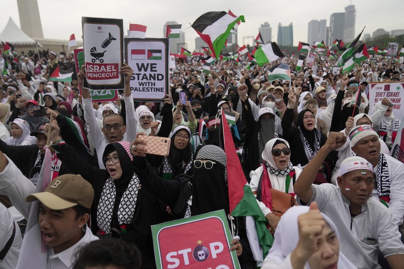 ISRAEL-PALESTINIANS/INDONESIA People take part in a rally supporting Palestinians in Gaza, as the conflict between Israel and Hamas continues, at the National Monument (Monas) complex in Jakarta, Indonesia, November 5, 2023. REUTERS/Willy Kurniawan