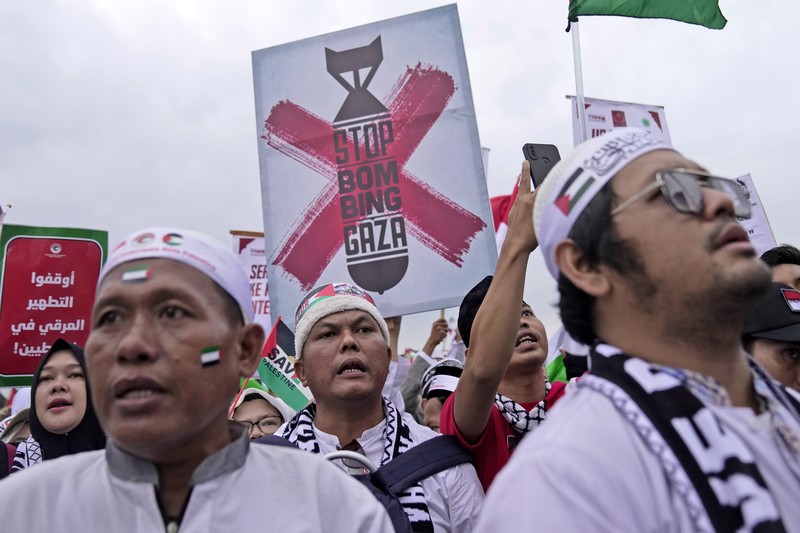 ISRAEL-PALESTINIANS/INDONESIA People take part in a rally supporting Palestinians in Gaza, as the conflict between Israel and Hamas continues, at the National Monument (Monas) complex in Jakarta, Indonesia, November 5, 2023. REUTERS/Willy Kurniawan