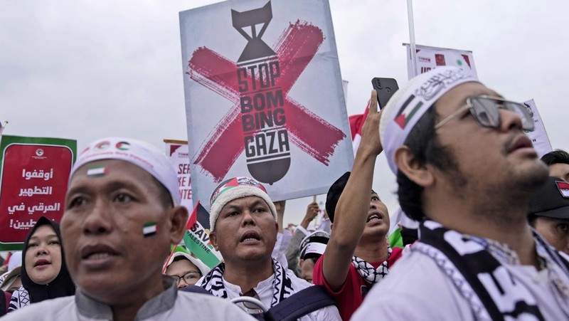 People take part in a rally supporting Palestinians in Gaza, as the conflict between Israel and Hamas continues, at the National Monument (Monas) complex in Jakarta, Indonesia, November 5, 2023. REUTERS/Willy Kurniawan
