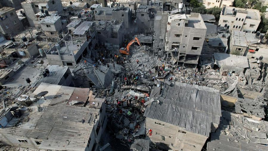Palestinians search for casualties, at the site of Israeli strikes on houses, amid the ongoing conflict between Israel and Palestinian Islamist group Hamas, at the Magazi Refugee Camp, in central Gaza Strip, November 5, 2023. REUTERS/Mohammed Fayq Abu Mostafa