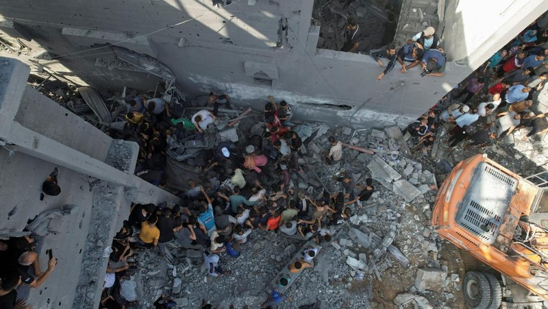 Palestinians look for survivors of the Israeli bombardment in the Maghazi refugee camp in the Gaza Strip on Sunday, Nov. 5, 2023. (AP Photo/Hatem Moussa)