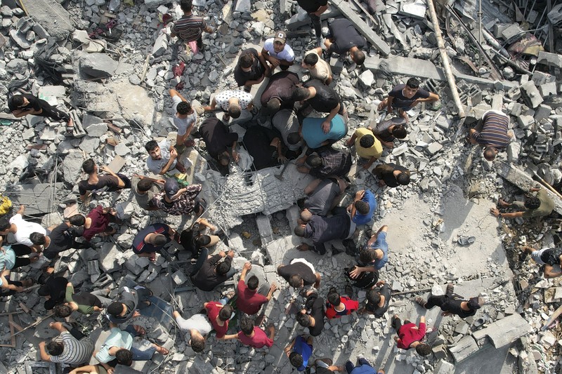 Israel Palestinians Palestinians look for survivors of the Israeli bombardment in the Maghazi refugee camp in the Gaza Strip on Sunday, Nov. 5, 2023. (AP Photo/Hatem Moussa)
