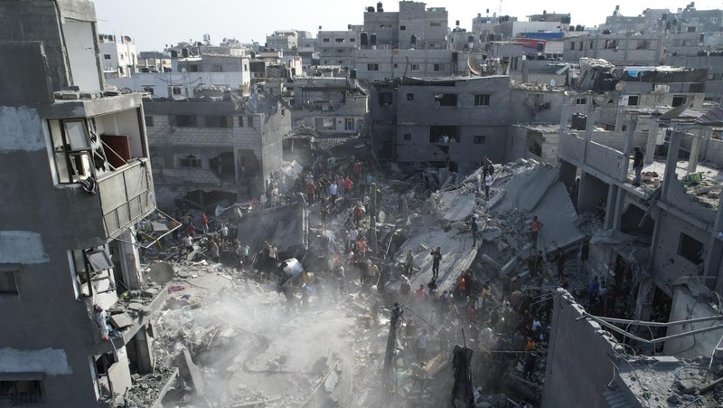 Palestinians look for survivors of the Israeli bombardment in the Maghazi refugee camp in the Gaza Strip on Sunday, Nov. 5, 2023. (AP Photo/Hatem Moussa)