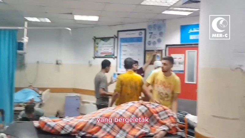 ISRAEL-PALESTINIANS/GAZA-INDONESIA HOSPITAL SENSITIVE MATERIAL. THIS IMAGE MAY OFFEND OR DISTURB A doctor examines a child in a hospital, amid the ongoing conflict between Israel and Palestinian Islamist group Hamas in Beit Lahiya, Gaza in this screengrab obtained from a social media video released on November 1, 2023. Mer-C/via REUTERS THIS IMAGE HAS BEEN SUPPLIED BY A THIRD PARTY. MANDATORY CREDIT.