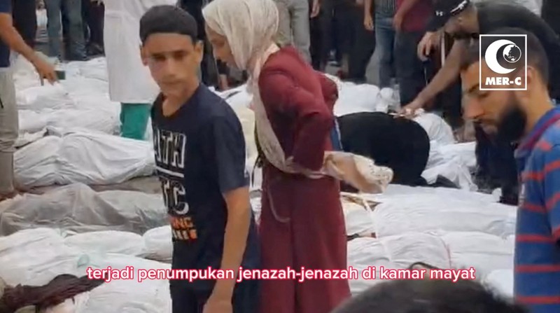SENSITIVE MATERIAL. THIS IMAGE MAY OFFEND OR DISTURB    A doctor examines a child in a hospital, amid the ongoing conflict between Israel and Palestinian Islamist group Hamas in Beit Lahiya, Gaza in this screengrab obtained from a social media video released on November 1, 2023. Mer-C/via REUTERS  THIS IMAGE HAS BEEN SUPPLIED BY A THIRD PARTY. MANDATORY CREDIT.