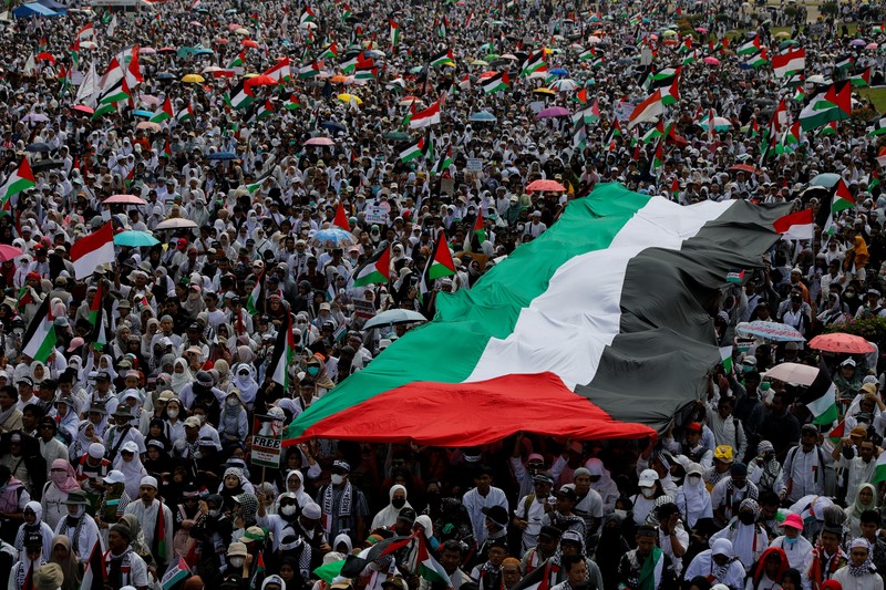 ISRAEL-PALESTINIANS/INDONESIA People take part in a rally supporting Palestinians in Gaza, as the conflict between Israel and Hamas continues, at the National Monument (Monas) complex in Jakarta, Indonesia, November 5, 2023. REUTERS/Willy Kurniawan