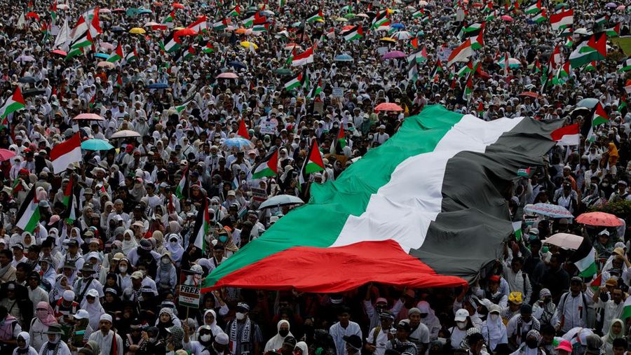 People take part in a rally supporting Palestinians in Gaza, as the conflict between Israel and Hamas continues, at the National Monument (Monas) complex in Jakarta, Indonesia, November 5, 2023. REUTERS/Willy Kurniawan