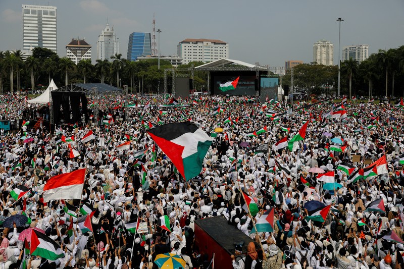 ISRAEL-PALESTINIANS/INDONESIA People take part in a rally supporting Palestinians in Gaza, as the conflict between Israel and Hamas continues, at the National Monument (Monas) complex in Jakarta, Indonesia, November 5, 2023. REUTERS/Willy Kurniawan