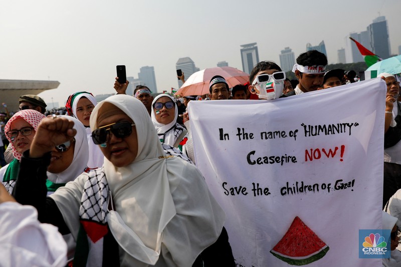 ISRAEL-PALESTINIANS/INDONESIA People take part in a rally supporting Palestinians in Gaza, as the conflict between Israel and Hamas continues, at the National Monument (Monas) complex in Jakarta, Indonesia, November 5, 2023. REUTERS/Willy Kurniawan