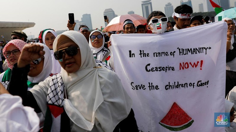 People take part in a rally supporting Palestinians in Gaza, as the conflict between Israel and Hamas continues, at the National Monument (Monas) complex in Jakarta, Indonesia, November 5, 2023. REUTERS/Willy Kurniawan