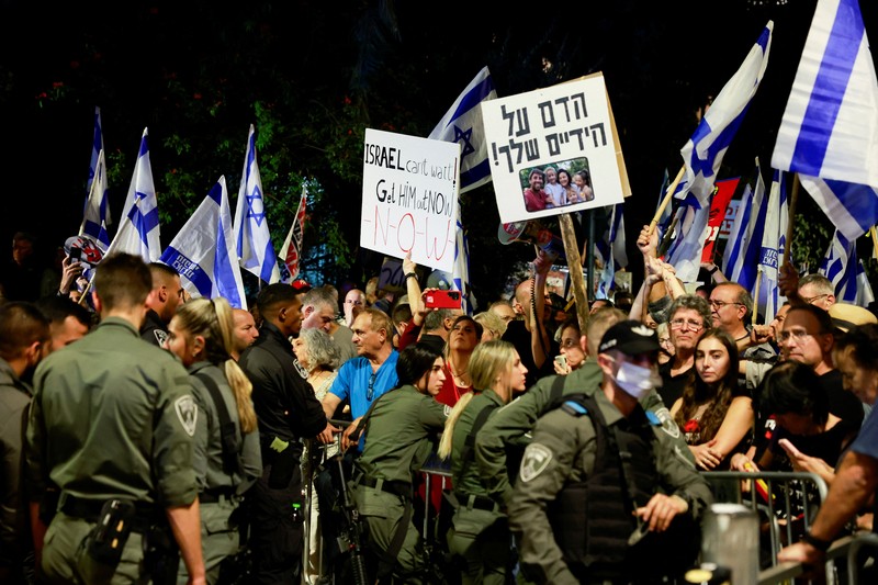 Protestors gather against Israeli Prime Minister Benjamin Netanyahu near his residence, as the conflict between Israel and Palestinian Islamist group Hamas continues, in Jerusalem, November 4, 2023. REUTERS/Ammar Awad