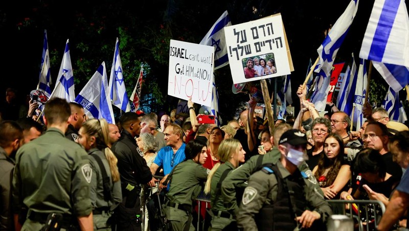Protestors gather against Israeli Prime Minister Benjamin Netanyahu near his residence, as the conflict between Israel and Palestinian Islamist group Hamas continues, in Jerusalem, November 4, 2023. REUTERS/Ammar Awad