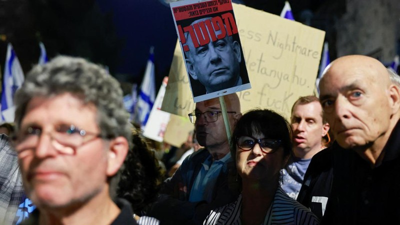 Protestors gather against Israeli Prime Minister Benjamin Netanyahu near his residence, as the conflict between Israel and Palestinian Islamist group Hamas continues, in Jerusalem, November 4, 2023. REUTERS/Ammar Awad