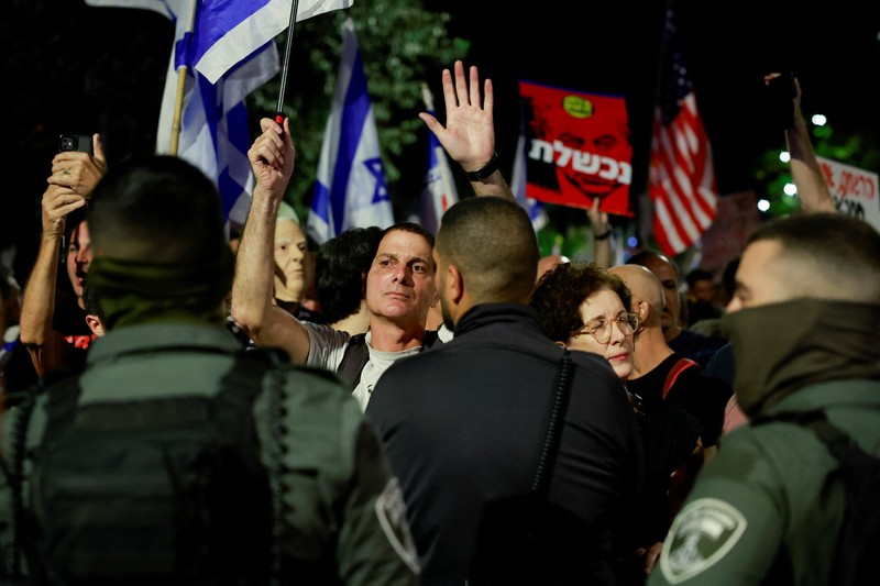 ISRAEL-PALESTINIANS/NETANYAHU-PROTEST Protestors gather against Israeli Prime Minister Benjamin Netanyahu near his residence, as the conflict between Israel and Palestinian Islamist group Hamas continues, in Jerusalem, November 4, 2023. REUTERS/Ammar Awad
