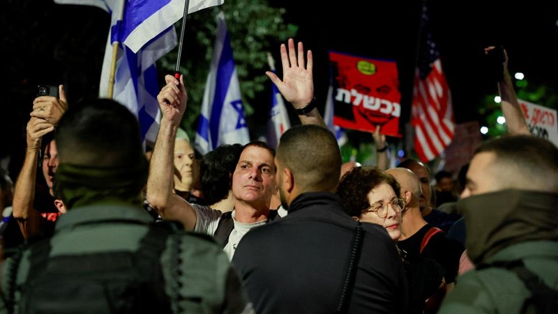 Protestors gather against Israeli Prime Minister Benjamin Netanyahu near his residence, as the conflict between Israel and Palestinian Islamist group Hamas continues, in Jerusalem, November 4, 2023. REUTERS/Ammar Awad