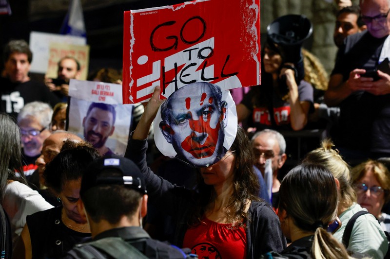 ISRAEL-PALESTINIANS/NETANYAHU-PROTEST Protestors gather against Israeli Prime Minister Benjamin Netanyahu near his residence, as the conflict between Israel and Palestinian Islamist group Hamas continues, in Jerusalem, November 4, 2023. REUTERS/Ammar Awad