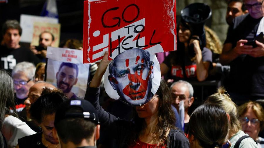 Protestors gather against Israeli Prime Minister Benjamin Netanyahu near his residence, as the conflict between Israel and Palestinian Islamist group Hamas continues, in Jerusalem, November 4, 2023. REUTERS/Ammar Awad