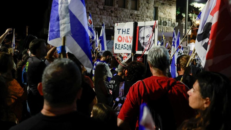 Protestors gather against Israeli Prime Minister Benjamin Netanyahu near his residence, as the conflict between Israel and Palestinian Islamist group Hamas continues, in Jerusalem, November 4, 2023. REUTERS/Ammar Awad