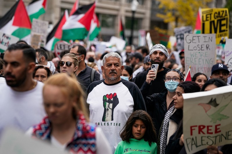 ISRAEL-PALESTINIANS/USA Demonstrators hold up props representing dead children, near the White House, in support of Palestinians in Gaza, amid the ongoing conflict between Israel and Hamas, in Washington, U.S., November 4, 2023. REUTERS/Elizabeth Frantz
