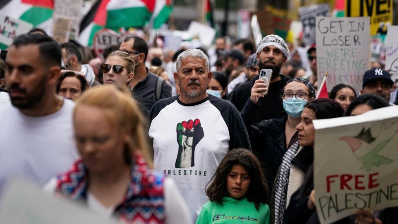 Demonstrators hold up props representing dead children, near the White House, in support of Palestinians in Gaza, amid the ongoing conflict between Israel and Hamas, in Washington, U.S., November 4, 2023. REUTERS/Elizabeth Frantz