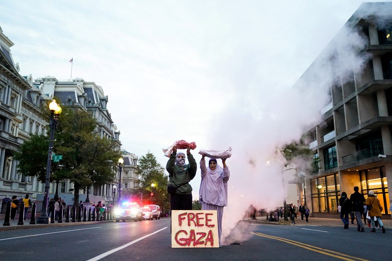ISRAEL-PALESTINIANS/USA Demonstrators hold up props representing dead children, near the White House, in support of Palestinians in Gaza, amid the ongoing conflict between Israel and Hamas, in Washington, U.S., November 4, 2023. REUTERS/Elizabeth Frantz