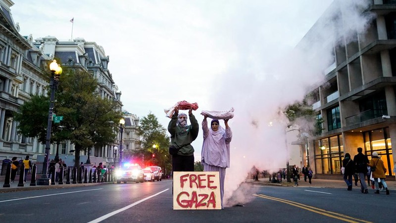 Demonstrators hold up props representing dead children, near the White House, in support of Palestinians in Gaza, amid the ongoing conflict between Israel and Hamas, in Washington, U.S., November 4, 2023. REUTERS/Elizabeth Frantz