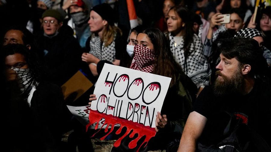 Demonstrators rally outside the White House in support of Palestinians in Gaza, amid the ongoing conflict between Israel and Hamas, in Washington, U.S., November 4, 2023. REUTERS/Elizabeth Frantz