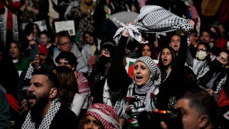 Demonstrators hold up props representing dead children, near the White House, in support of Palestinians in Gaza, amid the ongoing conflict between Israel and Hamas, in Washington, U.S., November 4, 2023. REUTERS/Elizabeth Frantz