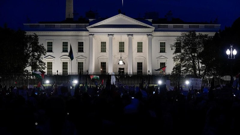 Demonstrators hold up props representing dead children, near the White House, in support of Palestinians in Gaza, amid the ongoing conflict between Israel and Hamas, in Washington, U.S., November 4, 2023. REUTERS/Elizabeth Frantz