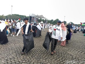 Massa Pungut Sampah di Monas Usai Aksi Damai Bela Palestina