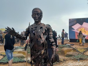 Jeruk 1 Truk dan Patung dari Warga LMD Karo untuk Jokowi