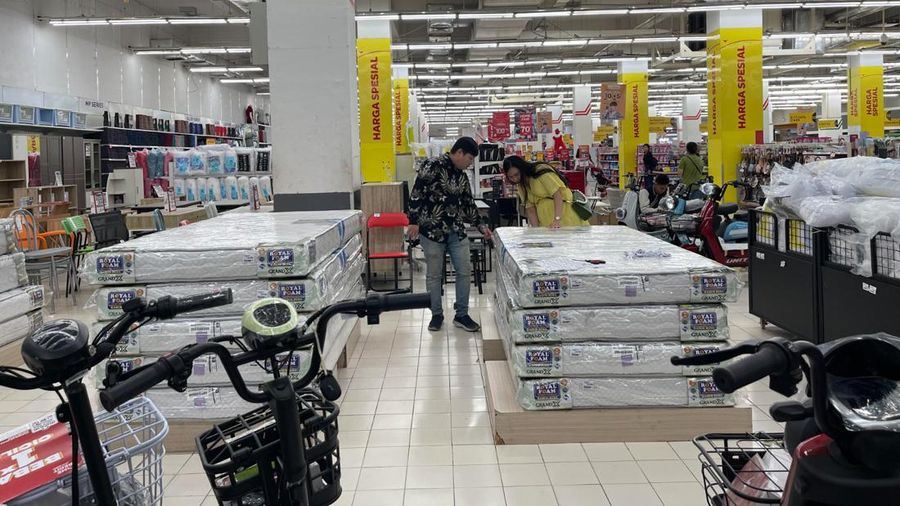 Pelanggan muda tengah memilih kasur di Transmart ITC BSD, Banten, Minggu (5/11/2023). /Teti Purwanti