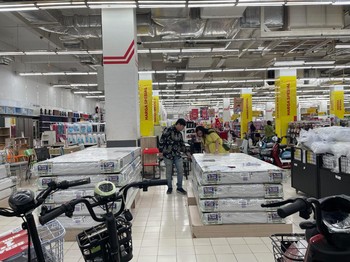 Pasangan Muda Ini Beli Kasur di Transmart Hemat 50%