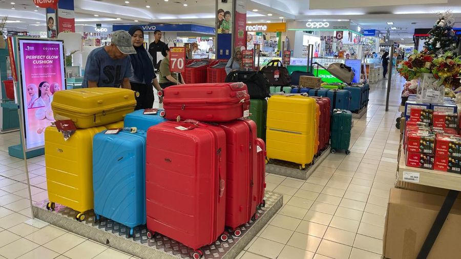 Pengunjung Transmart ITC BSD memanfaatkan Transmart Full Day Sale untuk mencari koper. - Teti Purwanti