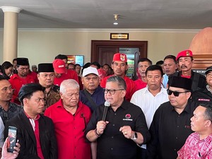 Hasto Ngaku Terima Telepon dari Airlangga soal Gibran Digolkarkan