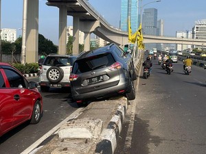Ada Mobil Nyangkut di Median Jalan Gatsu arah Kuningan, Lalin Tersendat