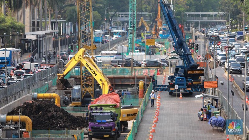Aktivitas pekerja menyelesaikan proyek pembangunan MRT Jakarta Fase 2a CP 201 di Kawasan Thamrin, Jakarta Pusat, Senin (6/11/2023). (CNBC Indonesia/Muhammad Sabki)