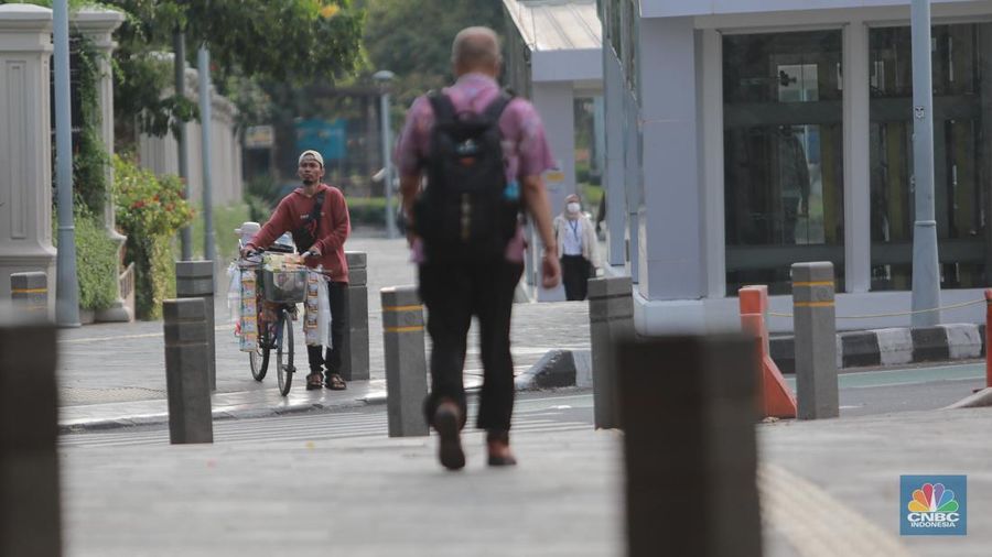Aktivitas pekerja menyelesaikan proyek pembangunan MRT Jakarta Fase 2a CP 201 di Kawasan Thamrin, Jakarta Pusat, Senin (6/11/2023). (CNBC Indonesia/Muhammad Sabki)