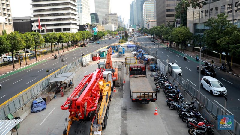 Aktivitas pekerja menyelesaikan proyek pembangunan MRT Jakarta Fase 2a CP 201 di Kawasan Thamrin, Jakarta Pusat, Senin (6/11/2023). (CNBC Indonesia/Muhammad Sabki)