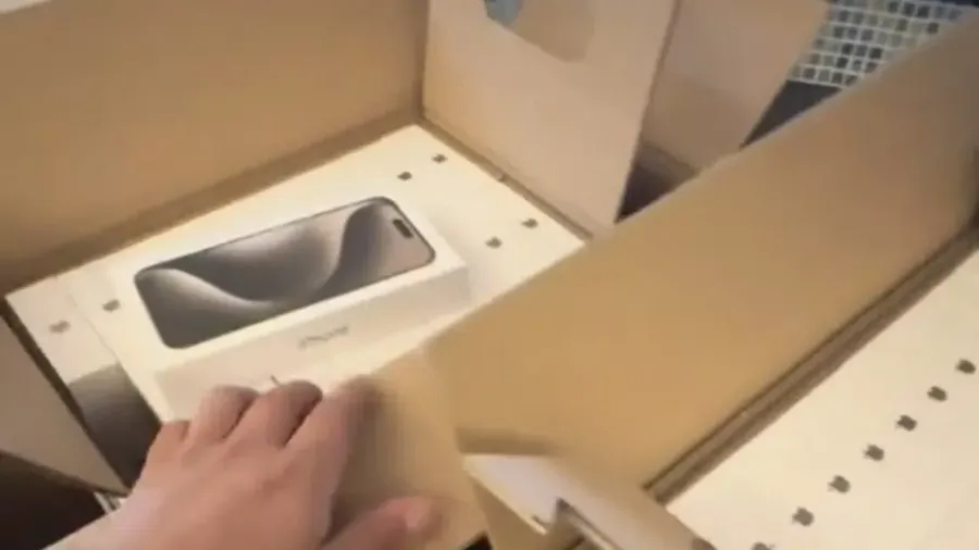 Seorang pria dikirimi 60 iPhone 15 Pro Max dari Apple.