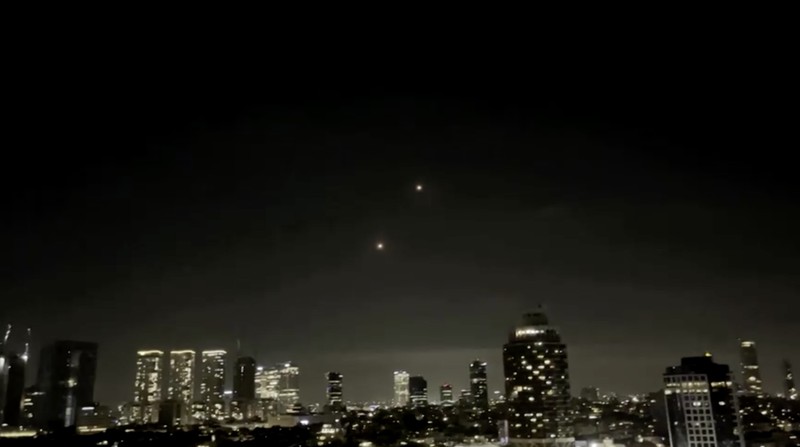 Pencegat Iron Dome Israel dilaporkan tidak berfungsi. Rudal-rudal sistem tersebut terlihat memutar balik dan menghantam rumah-rumah serta rumah sakit di Tel Aviv. (Tangkapan Layar Media X @QudsNen)