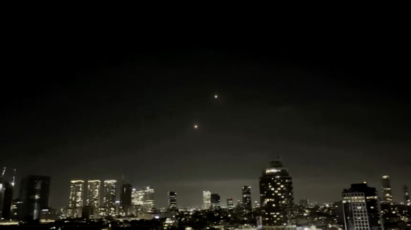 Pencegat Iron Dome Israel dilaporkan tidak berfungsi. Rudal-rudal sistem tersebut terlihat memutar balik dan menghantam rumah-rumah serta rumah sakit di Tel Aviv. (Tangkapan Layar Media X @QudsNen)
