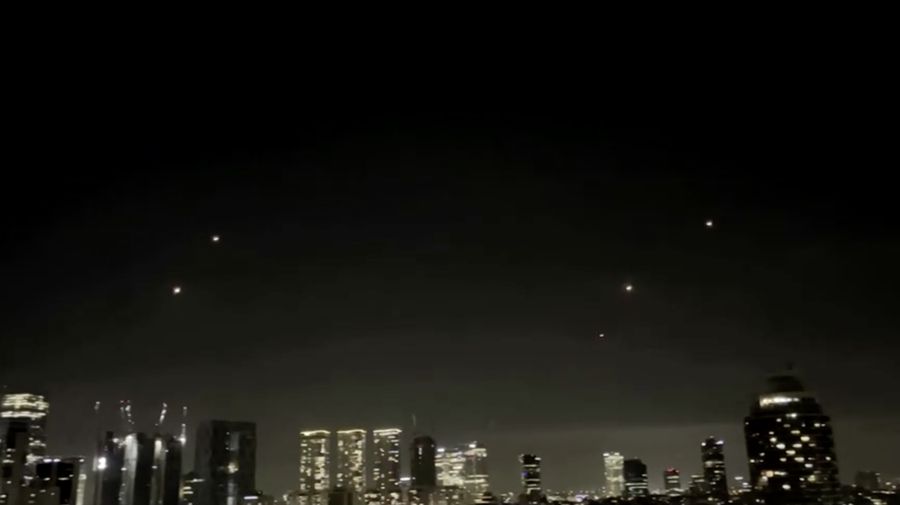 Pencegat Iron Dome Israel dilaporkan tidak berfungsi. Rudal-rudal sistem tersebut terlihat memutar balik dan menghantam rumah-rumah serta rumah sakit di Tel Aviv. (Tangkapan Layar Media X @QudsNen)