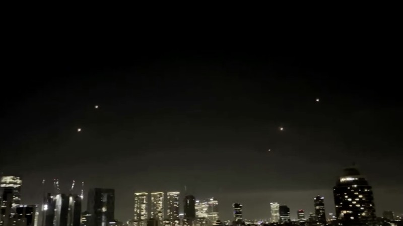 Pencegat Iron Dome Israel dilaporkan tidak berfungsi. Rudal-rudal sistem tersebut terlihat memutar balik dan menghantam rumah-rumah serta rumah sakit di Tel Aviv. (Tangkapan Layar Media X @QudsNen)