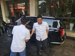 Momen Bobby ke Kantor DPP PDIP Seusai Nyatakan Dukung Prabowo-Gibran