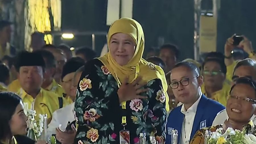 Gubernur Jawa Timur Khofifah Indar Parawansa terlihat hadir di perayaan hari ulang tahun (HUT) ke-59 Partai Golkar di kantor DPP Golkar, Slipi, Jakarta Barat, Senin (6/11). (Tangkapan Layar Youtube CNN indonesia)