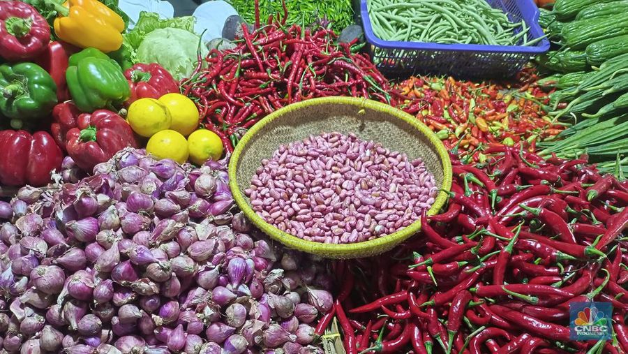 Harga cabai rawit merah di Pasar Anyar Bogor, Jawa Barat terus mengalami kenaikan harga. Bahkan, harga bumbu dapur pedas itu kini sudah tembus Rp100.000 per kg. (CBNC Indonesia/Martyasari Rizky)